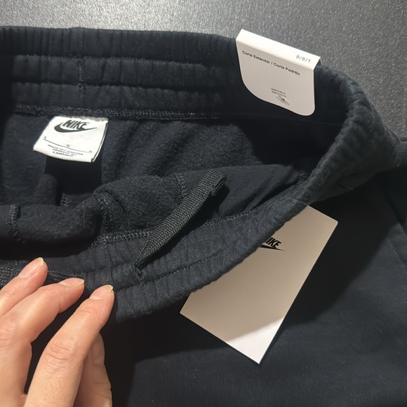 Black cargo shorts with a white Nike logo - Picture 4 of 5